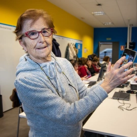Carmen Barbero, con 82 años, es profesora voluntaria en un centro de mayores de Logroño, donde enseña "con mucha paciencia" a utilizar el teléfono móvil y a aprovechar todas las prestaciones que brindan las nuevas tecnologías.