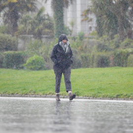 Una persona camina bajo la lluvia el 15 de abril de 2025 en Plymouth Reino Unido.