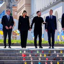 Donald Tusk, Keir Starmer, Olena Zelensky, Volodymyr Zelensky, Emmanuel Macron y Friedrich Merz, posan para una foto durante la ceremonia en Kiev.