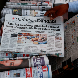 Un vendedor de periódicos con las noticias sobre la escalada de la tensión entre India y Pakistán, en New Delhi (India).