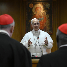 El papa León XIV asiste a una reunión con cardenales en la Ciudad del Vaticano, el 10 de mayo de 2025.