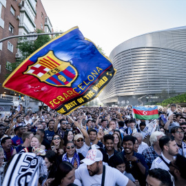 Aficionados se concentran en los alrededores del Estadio Santiago Bernabéu, en Madrid