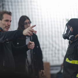 El director Bruno Stagnaro durante el rodaje de la serie argentina 'El Eternauta' el 10 de mayo de 2025.