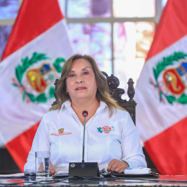 Fotografía cedida por la Presidencia de Perú que muestra a la mandataria peruana, Dina Boluarte, hablando desde el Palacio de Gobierno.