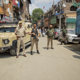 Imagen de soldados paramilitares y policías indios en alerta en un mercado, el 10 de mayo de 2025.