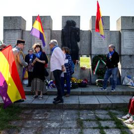 Personas se reúnen en memoria de los republicanos españoles en la ceremonia conmemorativa de Mauthausen en Austria el 11 de mayo de 2025.