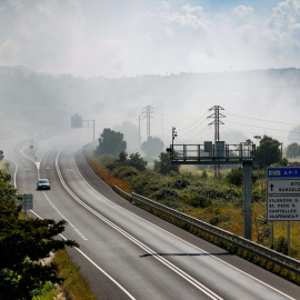 Imagen de la nube tóxica provocada por el incendio, a 10 de mayo de 2025, en Vilanova i la Geltrú, Barcelona, Catalunya (España).