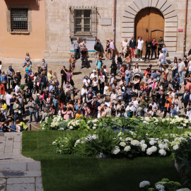 Els visitants de Temps de Flors a les escales de la catedral de Girona.