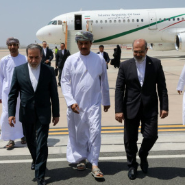 El ministro iraní de Asuntos Exteriores, Abbas Araghchi, a su llegada a Mascate (Omán) antes de celebrarse la cuarta ronda de negociaciones nuclearesIranian Foreign Ministry/ZUMA Pr / DPA11/5/2025 ONLY FOR USE IN SPAIN