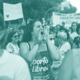Una mujer protesta en la manifestación por el Día de Acción Global por la despenalización del aborto, a 28 de septiembre de 2023, en Madrid (España).