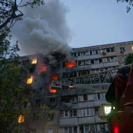 Imagen difundida por el Servicio Estatal de Emergencias de Ucrania, a 7 de mayo de 2025, tras un ataque con drones rusos en Kiev.