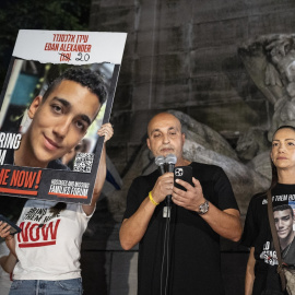 Imagen de archivo de los padres de Edan Alexander, último rehén estadounidense, pidiendo la liberación de su hijo, a 1 de septiembre de 2024, en Nueva York.