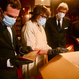 Fotografía cedida por la Corte Suprema de Justicia que muestra desde la izquierda al director Ejecutivo del Museo del Holocausto de Buenos Aires, Jonathan Karszenbaum revisando documentos relacionados al nazismo.