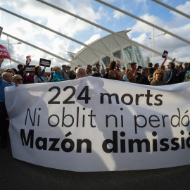 Imagen de archivo de una manifestación en contra de Carlos Mazón durante la presentación del Acuerdo Social Valenciano, a 29 de abril de 2025, en València.