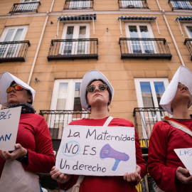 Varias mujeres vestidas con el uniforme del 'Cuento de las Criada' se manifiestan bajo el lema ‘Las mujeres no se alquilan, los bebés no se compran’.