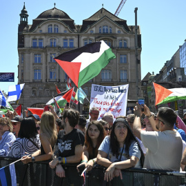 BASEL (Switzerland), 11/05/2025.- Protesters wave Palestinian flags and a banner prior to the opening ceremony of the 69th Eurovision Song Contest in Basel, Switzerland, 11 May 2025. The 69th edition of the song contest takes place in Basel with its semi-finals scheduled for 13 and 15 May, and a final on 17 May 2025. (Protestas, Suiza, Basilea) EFE/EPA/PETER SCHNEIDER