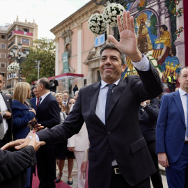 El presidente de la Generalitat Valenciana, Carlos Mazón (c), durante el tradicional traslado de la imagen peregrina de la Virgen de los Desamparados, a 11 de mayo de 2025, en Valencia, Comunidad Valenciana (España). Con motivo de la festividad de la Mare de Déu dels Desamparats, patrona de Valencia y de la Comunidad Valenciana, celebra el Traslado de la imagen peregrina de la Mare de Déu desde la Basílica hasta la Catedral. Además, Valencia acoge numerosos actos de carácter religioso y festivo, como la Misa de Descoberta, la Missa d'Infants, y la procesión general con la imagen de la Mare de Déu.Eduardo Manzana / Europa Press11 MAYO 2025;IMAGEN;TRASLADO;DESAMPARADOS;VIRGEN;PATRONA11/5/2025