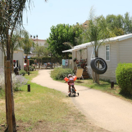 Un bungalou en un càmping de Roses (Alt Empordà).