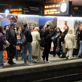 La via 1 de l'estació de passeig de Gràcia, plena de gent esperant els trens, l'1 d'abril