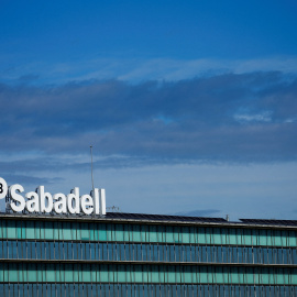El logo del Banco Sabadell, en su sede corporativa de Sant Cugat del Valles, cerca de Barcelona.