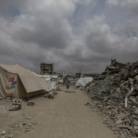 Tiendas de desplazados internos palestinos entre los escombros de edificios en el barrio de Al Shejaeya, al este de Ciudad de Gaza, el 12 de mayo de 2025.