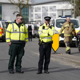 Imagen de archivo de oficiales de policía y bomberos británicos en Londres, a 21 de marzo de 2025.