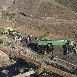 Imagen del estado del autobús tras el accidente sufrido en San Sebastián de La Gomera, a 13 de mayo de 2025.