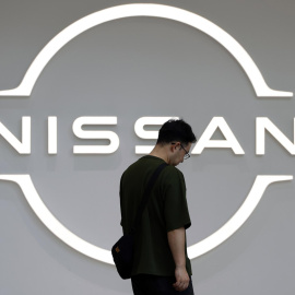Un visitante pasa junto al logotipo de Nissan Motor en la sala de exposición de la sede del fabricante de automóviles en Yokohama, Japón, el 13 de mayo de 2025.