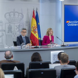La ministra Portavoz, Pilar Alegría, y el ministro de la Presidencia, Justicia y Relaciones con las Cortes, Félix Bolaños, durante una rueda de prensa posterior al Consejo de Ministros en el Palacio de La Moncloa, a 13 de mayo de 2025.