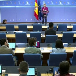 El agitador ultra Bertrand Ndongo dinamita la rueda de prensa de Sumar en el Congreso e impide el trabajo de los periodistas