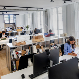 Varias personas trabajando.