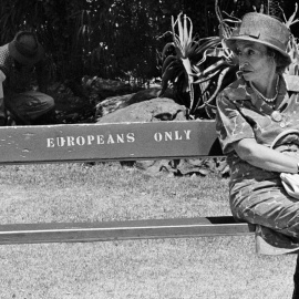 Ernest Cole dejó testimonio de la segregación en Sudáfrica con sus imágenes, algo que Raoul Peck recoge en su nueva película ‘Ernest Cole: Lost & Found’.