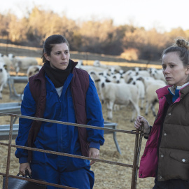Ángela Cervantes y Laia Manzanares en una escena de la película 'Lo que queda de ti'.
