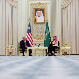 El presidente estadounidense, Donald Trump conversa con el príncipe heredero saudí, Mohamed bin Salman, en la Corte Real del Palacio Al-Yamamah en Riad.
