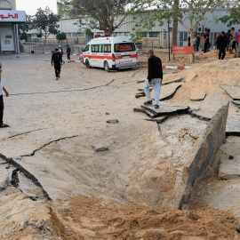 Palestinos inspeccionan los daños en el Hospital Europeo, parcialmente dañado tras los ataques aéreos israelíes, en el sur de la Franja de Gaza, el 13 de mayo de 2025.