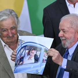 Fotografía de archivo del 1 de marzo de 2023 del presidente de Brasil, Luiz Inácio Lula da Silva (d),