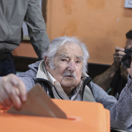 Imagen de archivo del expresidente de Uruguay, José Mujica, votando en las elecciones presidenciales y parlamentarias del país, a 27 de octubre de 2024.