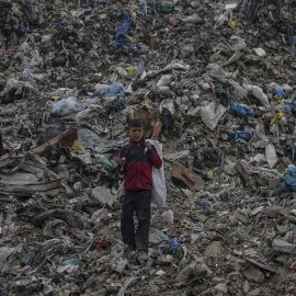 Un niño palestino en un vertedero en el centro de la Ciudad de Gaza, el pasado lunes