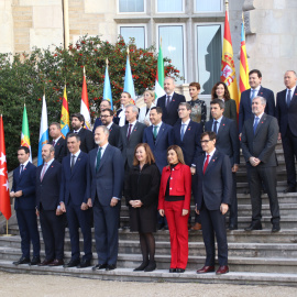 Foto de família dels presidents autonòmics amb el president del govern espanyol, Pedro Sánchez, i el Rei, abans de començar la Conferència de Presidents