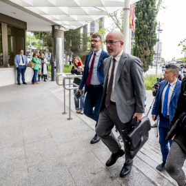El delegado del Gobierno en la Comunidad de Madrid, Francisco Martín (c), a su llegada a declarar por el ‘caso Begoña Gómez’, en los Juzgados de Plaza de Castilla, a 14 de mayo de 2025, en Madrid (España). El delegado del Gobierno en Madrid, Francisco Martín Aguirre, está citado a declarar hoy como investigado ante el juez Juan Carlos Peinado por un presunto delito de malversación que supuestamente habría cometido durante su etapa en la Secretaría General de Presidencia, cuando se acordó el nombramiento de Cristina Álvarez, la asesora de la esposa del presidente del Gobierno y principal investigada en la causa, Begoña Gómez. Está imputado por presunta malversación durante su etapa en Moncloa como superior de la asesora de la esposa de Gómez.Alberto Ortega / Europa Press14 MAYO 2025;BEGOÑA;CASO;DELEGADO;GOBIERNO;TESTIGOS;INVESTIGADO;JUICIO14/5/2025