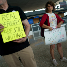 Manifestantes en el aeropuerto internacional de Dulles, donde aterrizó un vuelo chárter de Omni Air International procedente de Sudáfrica, en Dulles, Virginia, Estados Unidos, el 12 de mayo de 2025.
