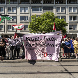 Un grupo pro - palestino protesta frente al recinto de Eurovisión en Basilea