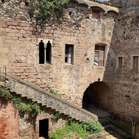 El pati interior del castell de Santa Pau