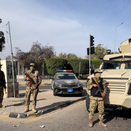 Miembros de la 444 Brigada del Ejército libio, una unidad al servicio del Gobierno de Unidad Nacional (GNU) y del Primer Ministro Abdulhamid al-Dbeibah, hacen guardia en Trípoli (Libia), a 13 de mayo de 2025.