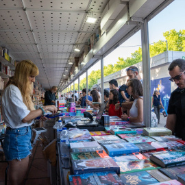 Ambiente durante la Feria del Libro de Madrid, en el Parque del Retiro.