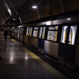 Interior del metro de Madrid, durante el apagón que paralizó la red ferroviaria en Madrid, a 28 de abril de 2025.