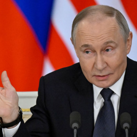 El presidente ruso, Vladimir Putin, durante una declaración conjunta con el primer ministro de Malasia en el Kremlin, a 14 de mayo de 2025.