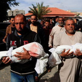 Varios palestinos sostienen los cuerpos de dos niños asesinados tras los ataques israelíes, al sur de la Franja de Gaza, a 15 de mayo de 2025.