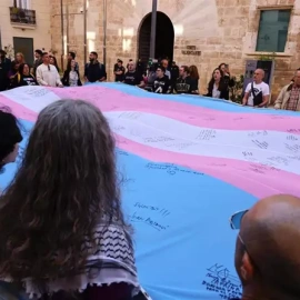 Asociaciones LGTBIQ+ se concentran frente a Les Corts para pedir que "no se toque" la Ley trans valenciana.