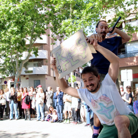 Imatge de l'espectacle inaugural de la Fira Trapezi a càrrec de Tripotes La Compagnie, al passeig Sunyer